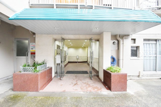 【エントランス】 | マンションの正面エントランス。出入りする人間を癒してくれるマンション入り口であり、その建物の「顔」でもあります。～即日のご見学可能～　お問合せはお気軽にどうぞ。
