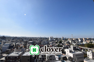 【展望】 | 眼前に広がる空の雄大さと、このお部屋の自慢の一つである「眺望」をご覧ください。毎日、この景色を独り占めできる新生活に夢が広がります。～即日のご見学可能～　お問合せはお気軽にどうぞ。