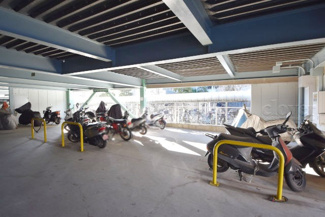 【駐車場】 | バイク置き場。空き区画の有無や駐輪料金、サイズおよび排気量規定などについては、改めてお問い合わせください。～即日のご見学可能～　お問合せはお気軽にどうぞ。
