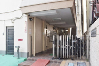【エントランス】 | お客様を、そして住人を出迎えてくれるマンションのエントランス。ゴミが落ちていないことからも、管理状態の良さや住民の節度の高さが見て取れます。～即日のご見学可能～　お問合せはお気軽にどうぞ。
