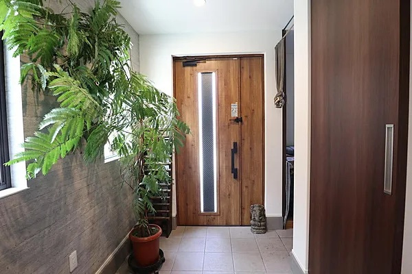 大磯町国府本郷　大型庭付き戸建の玄関