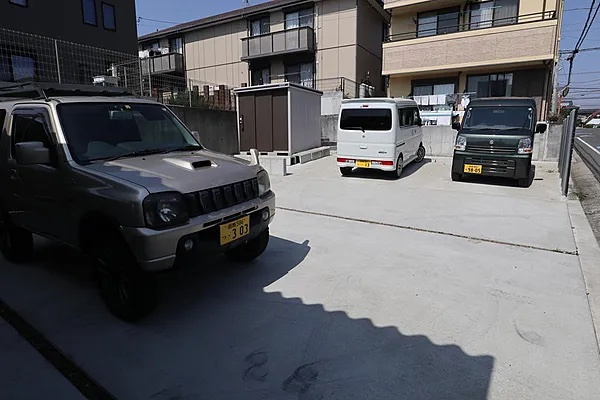 大磯町国府本郷　大型庭付き戸建の駐車場