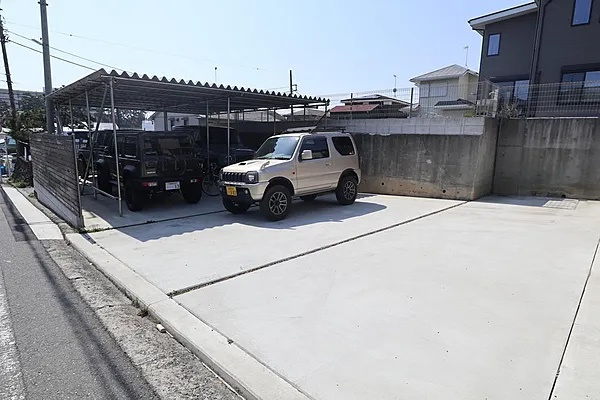 大磯町国府本郷　大型庭付き戸建の駐車場