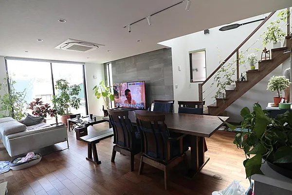 大磯町国府本郷　大型庭付き戸建の居間・リビング