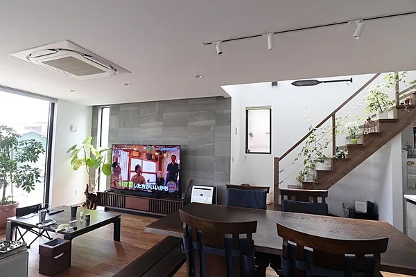 大磯町国府本郷　大型庭付き戸建の居間・リビング