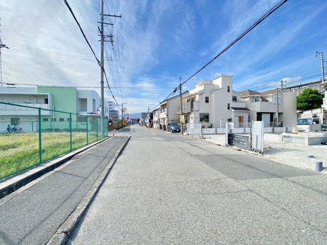 エムズガーデン武庫之荘8丁目│限定3邸│全戸南向き×2階建の前面道路含む現地写真|南側道路幅員は約8.1ｍで広々としているので、駐車の際も安心です。