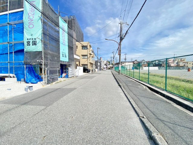 エムズガーデン武庫之荘8丁目│限定3邸│全戸南向き×2階建の前面道路含む現地写真|南側道路幅員は約8.1ｍで広々としているので、駐車の際も安心です。
