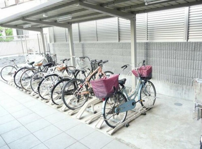 【駐車場】 | グロッセンリンデン大山 | 屋根付きの自転車置き場があります(^^)/