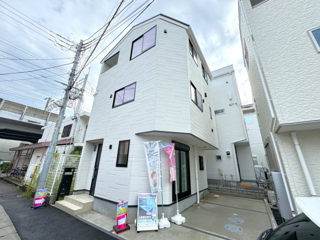 市川市鬼高2丁目新築戸建【鬼高小学校：3分】の外観|1号棟外観・完成済み内覧可能です！