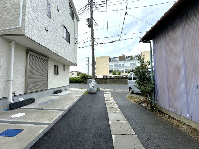 市川市鬼高2丁目新築戸建【鬼高小学校：3分】の前面道路含む現地写真|西側前面道路