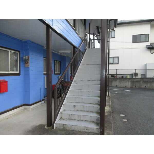 栗木山ハイツ2棟のエントランス