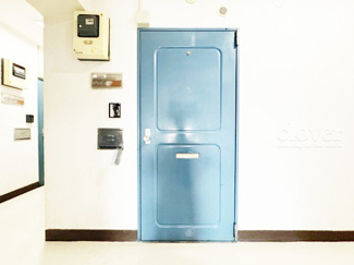 【その他共用部分】 | 皆様をお迎えする、お部屋の玄関ドア。開けやすさや開放角度、ドアノブの操作しやすさや鍵の形状などを、現地で一度ご確認ください。～即日のご見学可能～　お問合せはお気軽にどうぞ。