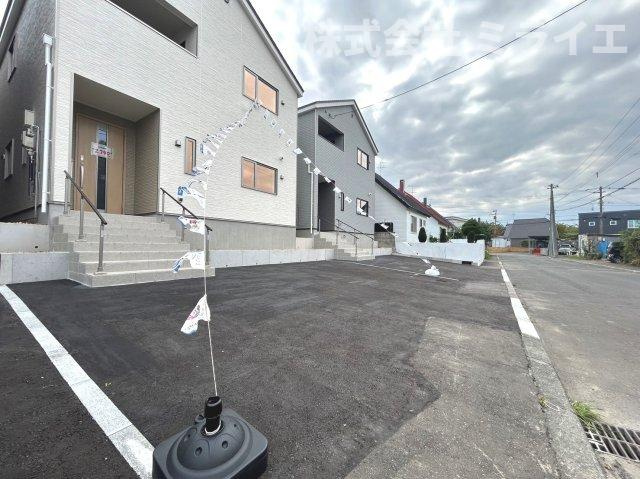 【新築戸建】札幌市清田区美しが丘二条8丁目3棟の駐車場|建物前面に駐車2～3台可