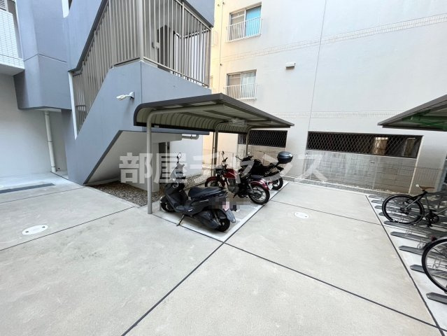 パルティール新栄の駐車場