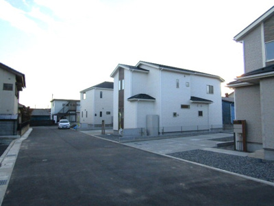 【前面道路含む現地写真】 | ブルーミングガーデン南アルプス市寺部　1号棟 | 前面道路含む現地写真です