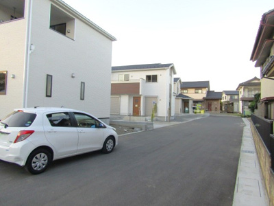 【前面道路含む現地写真】 | ブルーミングガーデン南アルプス市寺部　2号棟 | 前面道路含む現地写真です