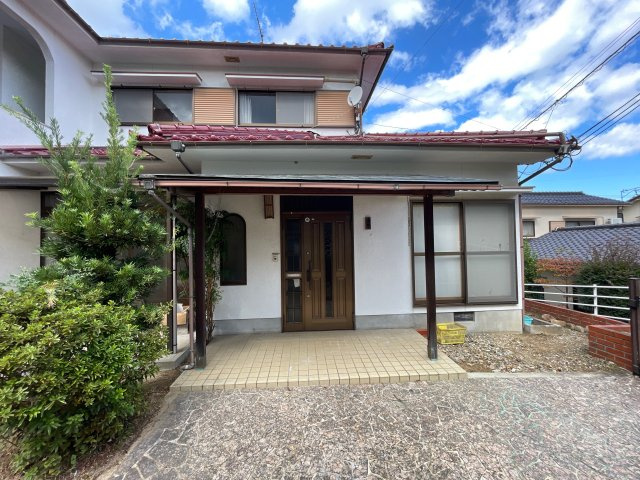 【玄関】 | 相生市緑ヶ丘１丁目／中古 戸建て | ゆったりとした玄関です