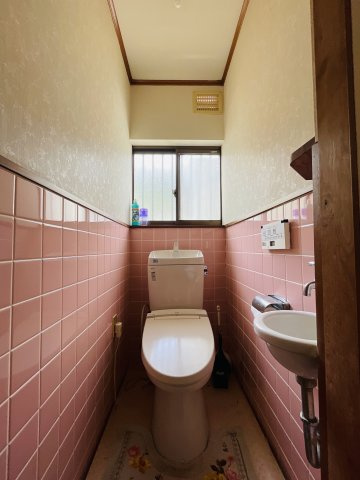 【トイレ】 | 相生市緑ヶ丘１丁目／中古 戸建て | 落ち着いた色調のトイレです