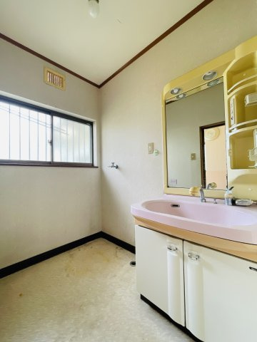 【洗面所】 | 相生市緑ヶ丘１丁目／中古 戸建て | 脱衣スペースもあります