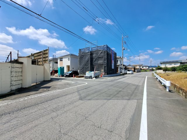 新築　太田市新野町第1　クレイドルガーデン　１号棟　の前面道路含む現地写真|現地写真　北側接道幅員約9.1ｍ	東側接道幅員約4ｍ	