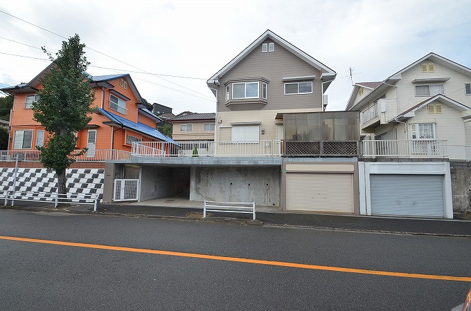 中古住宅　八幡西区泉ケ浦1丁目の外観|道幅12ｍ、歩道もあるのでお子さんも安心です。