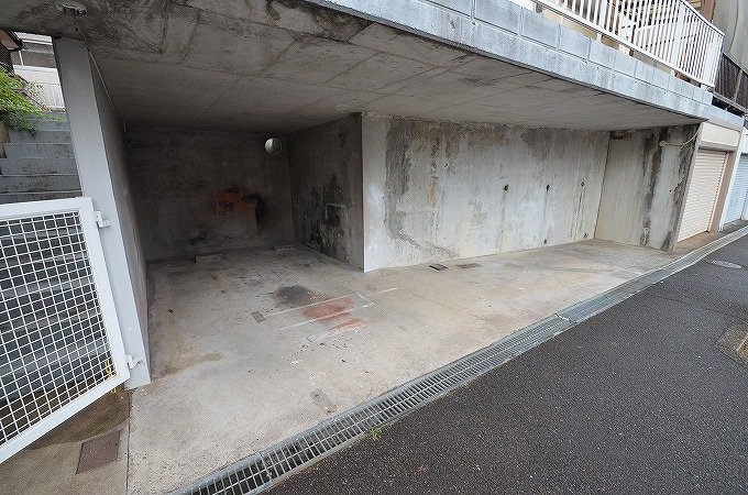 中古住宅　八幡西区泉ケ浦1丁目の駐車場|2～3台駐車可能です。