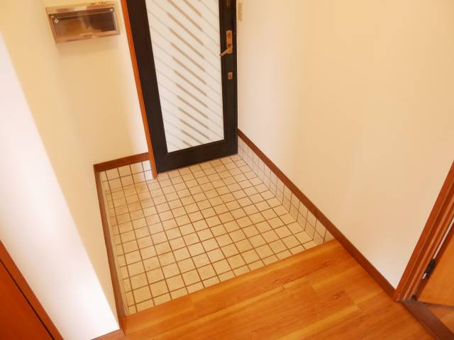 センターフィールド弐番館の玄関|広い玄関。ポスト付き。