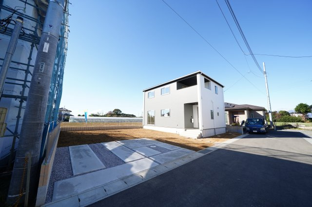 新築　伊勢崎市八寸町1期　１号棟の外観|現地写真　駐車スペースは並列3台分可能です！
