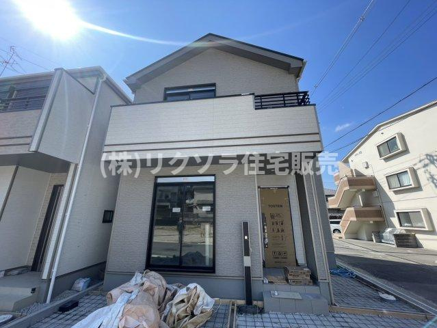 寝屋川市国松町　新築一戸建ての外観|新しい生活にいかがでしょうか？外観はお住まいの顔になります。こだわりたいポイントですね。外壁塗装や屋根塗装のご相談も承っております。
■現地内覧・資金計画相談・住宅ローン相談もお問合せ受付中■