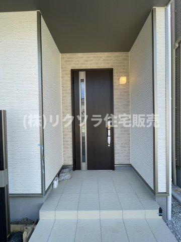 寝屋川市国松町　新築一戸建ての外観：施工例|玄関ドア
■物件内覧・資金計画相談・住宅ローン相談、リフォーム相談、お問合せ受付中■
※当日・翌日のご内覧、ご相談はお電話でのお問合せがスムーズです！