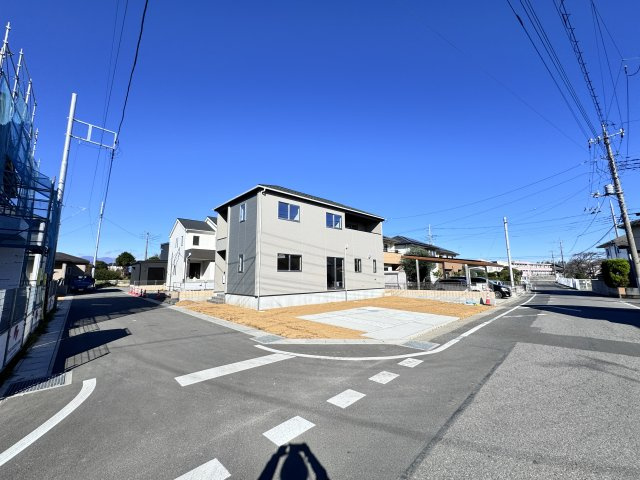 新築　伊勢崎市八寸町1期　2号棟の前面道路含む現地写真|現地写真　西側接道幅員約5ｍ　南側接道幅員約7ｍ	