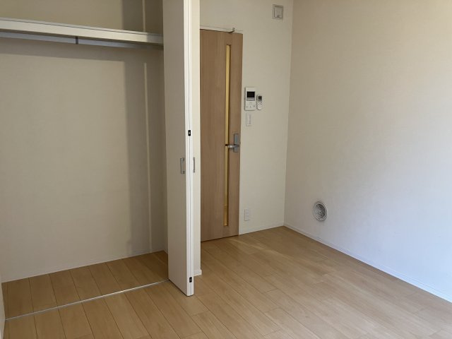 【居間・リビング】 | Canal品川 | クローゼット完備でスッキリとした洋室です！