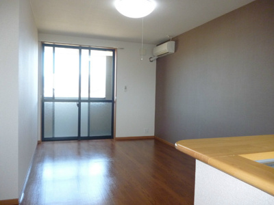 【居間・リビング】 | クロノスコート | アクセントクロスを使用したオシャレなリビングです（＾v＾）