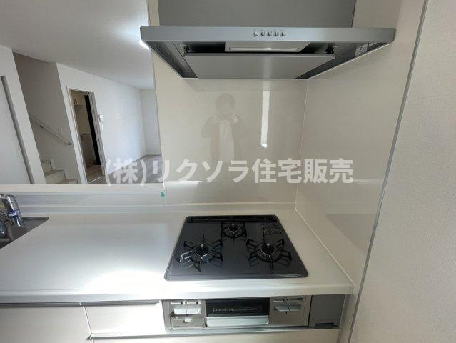 寝屋川市国松町　新築一戸建てのキッチン|ビルトイン三口コンロ
■物件内覧・資金計画相談・住宅ローン相談、リフォーム相談、お問合せ受付中■
※当日・翌日のご内覧、ご相談はお電話でのお問合せがスムーズです！