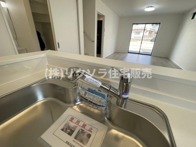 寝屋川市国松町　新築一戸建ての設備|浄水器内蔵　シャワー水栓
■物件内覧・資金計画相談・住宅ローン相談、リフォーム相談、お問合せ受付中■
※当日・翌日のご内覧、ご相談はお電話でのお問合せがスムーズです！