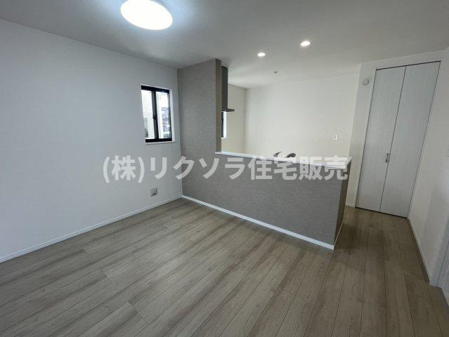 寝屋川市国松町　新築一戸建ての居間・リビング|LDK18.62帖
■物件内覧・資金計画相談・住宅ローン相談、リフォーム相談、お問合せ受付中■
※当日・翌日のご内覧、ご相談はお電話でのお問合せがスムーズです！