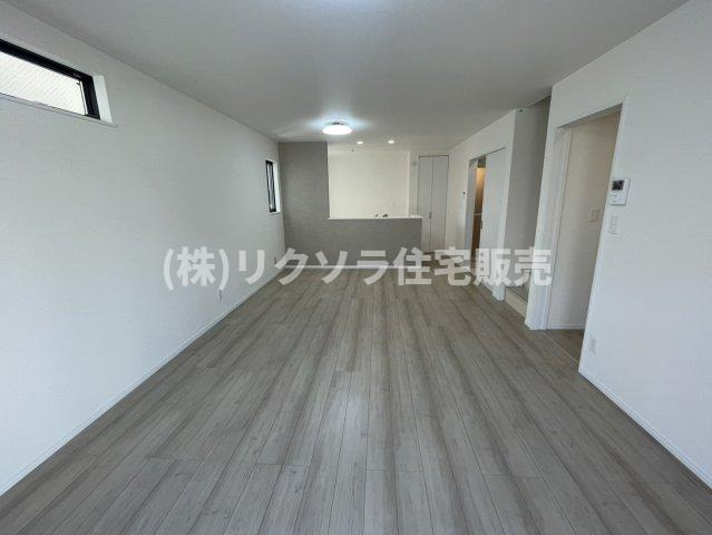 寝屋川市国松町　新築一戸建ての居間・リビング|■物件内覧・資金計画相談・住宅ローン相談、リフォーム相談、お問合せ受付中■
※当日・翌日のご内覧、ご相談はお電話でのお問合せがスムーズです！