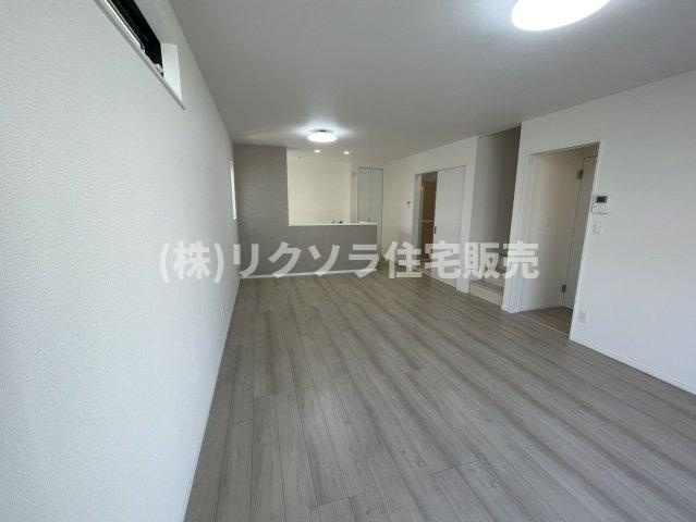 寝屋川市国松町　新築一戸建ての居間・リビング|■物件内覧・資金計画相談・住宅ローン相談、リフォーム相談、お問合せ受付中■
※当日・翌日のご内覧、ご相談はお電話でのお問合せがスムーズです！