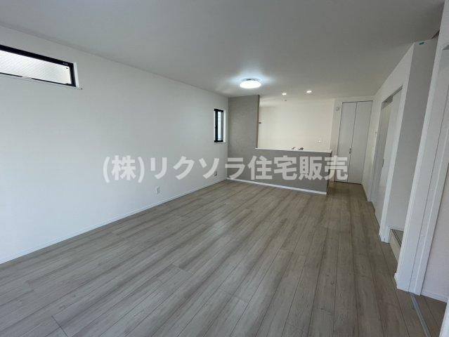 寝屋川市国松町　新築一戸建ての居間・リビング|■物件内覧・資金計画相談・住宅ローン相談、リフォーム相談、お問合せ受付中■
※当日・翌日のご内覧、ご相談はお電話でのお問合せがスムーズです！