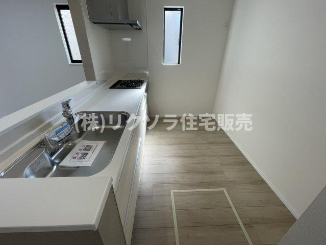 寝屋川市国松町　新築一戸建てのキッチン|キッチンスペース　床下収納
■物件内覧・資金計画相談・住宅ローン相談、リフォーム相談、お問合せ受付中■
※当日・翌日のご内覧、ご相談はお電話でのお問合せがスムーズです！