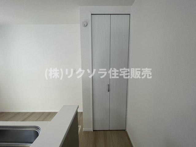 寝屋川市国松町　新築一戸建ての収納|パントリー
■物件内覧・資金計画相談・住宅ローン相談、リフォーム相談、お問合せ受付中■
※当日・翌日のご内覧、ご相談はお電話でのお問合せがスムーズです！