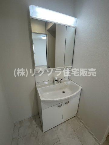 寝屋川市国松町　新築一戸建ての独立洗面台|■物件内覧・資金計画相談・住宅ローン相談、リフォーム相談、お問合せ受付中■
※当日・翌日のご内覧、ご相談はお電話でのお問合せがスムーズです！