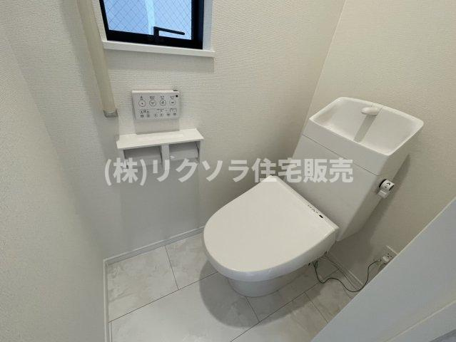 寝屋川市国松町　新築一戸建てのトイレ|温水洗浄便座　2階にもトイレあり
■物件内覧・資金計画相談・住宅ローン相談、リフォーム相談、お問合せ受付中■
※当日・翌日のご内覧、ご相談はお電話でのお問合せがスムーズです！
