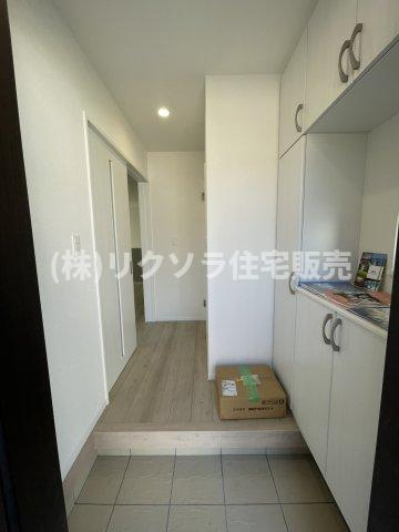 寝屋川市国松町　新築一戸建ての内装|玄関内部
■物件内覧・資金計画相談・住宅ローン相談、リフォーム相談、お問合せ受付中■
※当日・翌日のご内覧、ご相談はお電話でのお問合せがスムーズです！