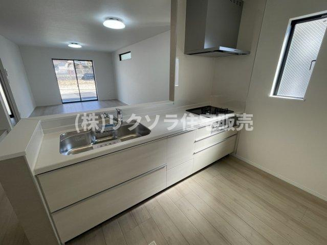 寝屋川市国松町　新築一戸建てのキッチン|カウンターキッチン
■物件内覧・資金計画相談・住宅ローン相談、リフォーム相談、お問合せ受付中■
※当日・翌日のご内覧、ご相談はお電話でのお問合せがスムーズです！