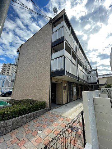 西宮市甲子園高潮町のアパートの外観