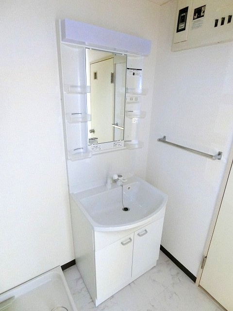 シャトー清水坂の独立洗面台|写真は同建物の別部屋を参考に掲載しております。