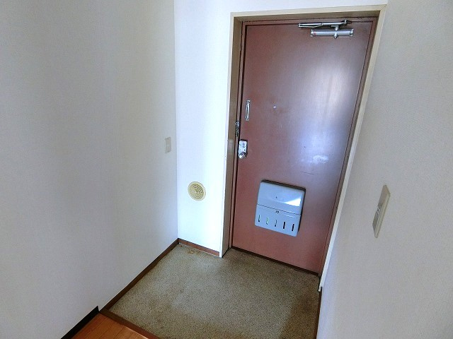 シャトー清水坂の玄関|写真は同建物の別部屋を参考に掲載しております。
