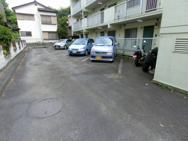 シャトー清水坂の駐車場