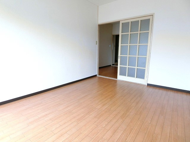 シャトー清水坂の居間・リビング|写真は同建物の別部屋を参考に掲載しております。